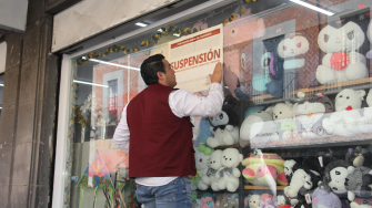 Como resultado de un operativo de verificación en el establecimiento Merca Asia, la Profeco colocó tres sellos de suspensión comercial e inmovilizó 11,696 productos por incumplimiento de las Normas Oficiales Mexicanas aplicables.