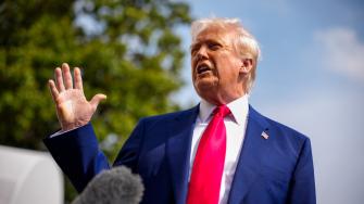 Trump ha vuelto a criticar hoy también a la Reserva Federal (Fed) por su tardanza en recortar los tipos de interés, mientras que ha defendido que los aranceles adoptados permitirán ingresar "miles de millones de dólares semanales".