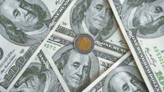 El peso gana terreno ante la extensión del debilitamiento generalizado del billete verde y tras conocer que la inflación en México aceleró el mes pasado.