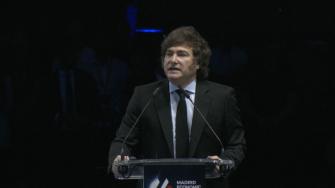 El presidente argentino, Javier Milei, defendió el domingo sus políticas económicas durante una conferencia en Madrid, en la que afirmó que sus reformas permitieron reactivar el crecimiento y reducir una inflación galopante.