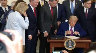 El presidente de Estados Unidos, Donald Trump, ordenó el domingo intensificar los operativos migratorios en varias ciudades gobernadas por demócratas, entre ellas Los Ángeles, Chicago y Nueva York, en un intento por lograr "el mayor programa de deportación masiva de la historia”.