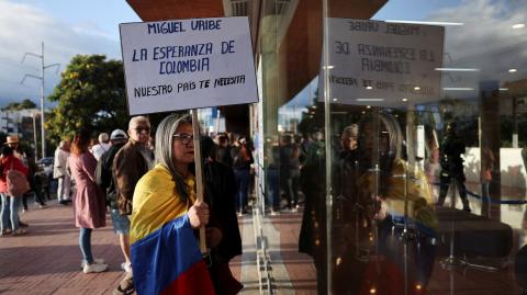 Mientras Uribe, de 39 años, se debate entre la vida y la muerte en una clínica en el norte de Bogotá, las autoridades intentan dar con los autores intelectuales siguiendo diferentes pistas.