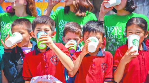 Voluntarios celebran junto a niños de Poxtla tras instalar la torre de agua potable en su escuela primaria