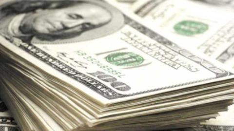 El peso pierde terreno, llegando a caer 1% más temprano, mientras que el dólar sube desde su mínimo de casi tres años, en un ambiente más complejo para los activos de riesgo.