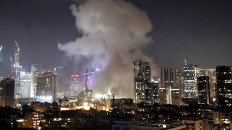 Columnas de humo tras el ataque con misiles de Irán contra Israel, en Tel Aviv.