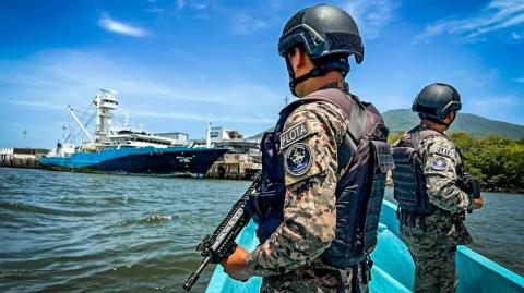 Elementos de la Fuerza Naval de El Salvador