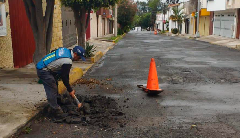 Trabajos de bacheo en Puebla.