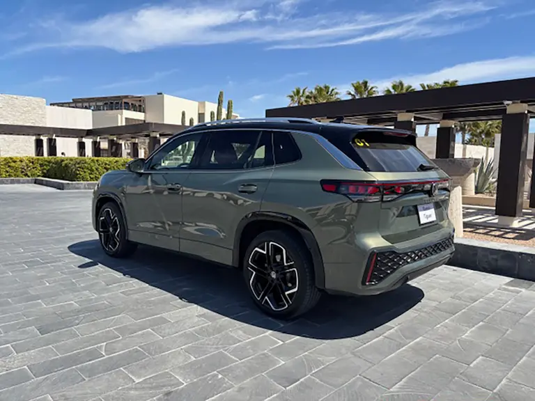 En seguridad 8 bolsas de aire y asistentes de serie como Control de velocidad crucero adaptativo y Asistente de colisión frontal con freno de emergencia. Para la versión R-Line son exclusivos el Asistente de estacionamiento, la Visión 360°, el Mantenimiento de carril, entre otros.