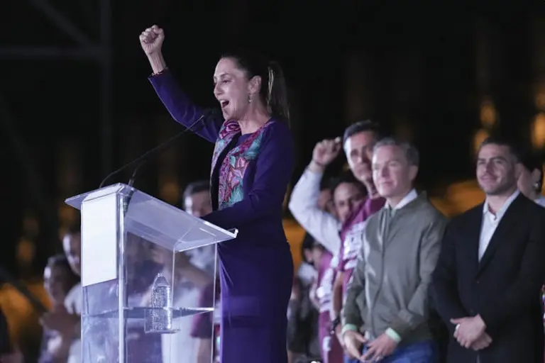 Claudia Sheinbaum se dirige a simpatizantes en el Zócalo, la plaza principal de la Ciudad de México, el año pasado. Foto: AP