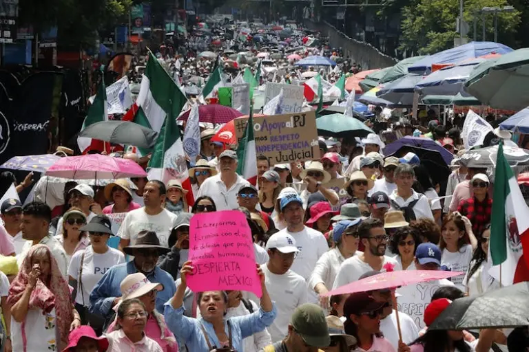 Trabajadores judiciales protestan contra la reforma promovida por el partido gobernante en la Ciudad de México el año pasado.