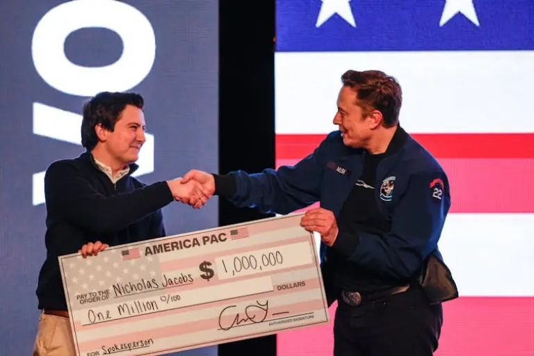 Elon Musk entrega un cheque por valor de un millón de dólares a un votante de Wisconsin en marzo.